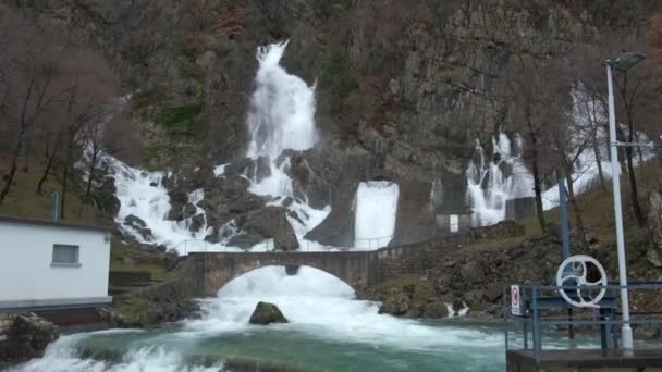 Hillside Gushing Waterfalls Dam Rain Tilt — Vídeo de stock