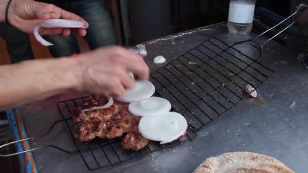 Making Grilled Sandwich Pita Kefta Onions Tomatoes Essaouira Morocco — Stock Video