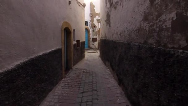 Движение Steadicam Движется Аллеям Сувейра Марокко — стоковое видео