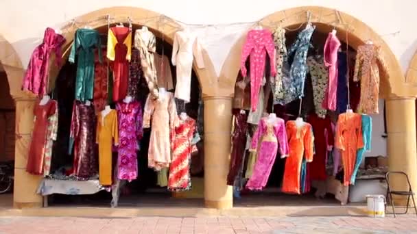 Pohled Arabské Šaty Pleskající Vánku Mimo Tradiční Nákupní Oblasti Essaouira — Stock video