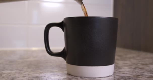 Café Filtro Recién Hecho Que Vierte Jarra Metal Taza Marrón — Vídeo de stock