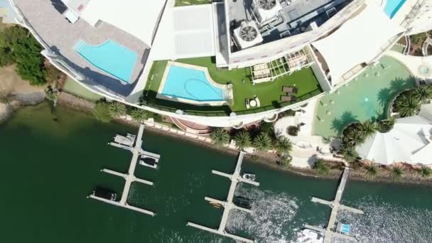 Voar Vertical Sobre Edifício Apartamentos Luxo Claro Verão Brilhante Dia — Vídeo de Stock