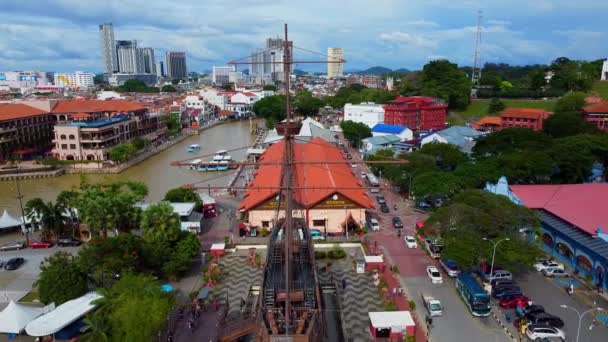 Epic Aerial Shot Historic War Ship River Old Buildings Malacca — Video Stock