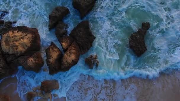 Aerial Tilt Ocean Waves Washing Rocks Sand Beach Southern Portugal — Vídeo de Stock