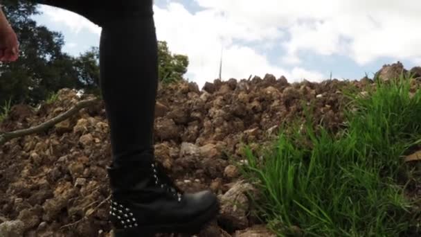 Woman Climbing Dirt Rocks Static — 图库视频影像