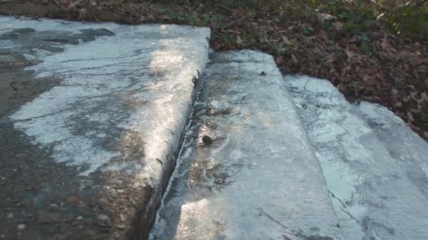 Πάγος Στις Πέτρινες Σκάλες Έξω Χειμώνα Κάτω Από Ψύχος — Αρχείο Βίντεο