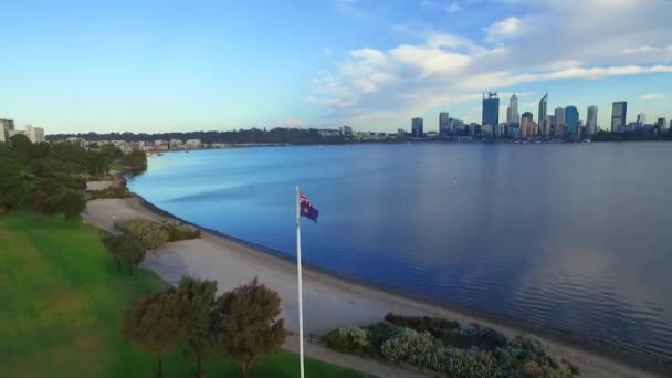 Aerial Tilt Flyover Australian Flag Pole Park City River Background — Stockvideo