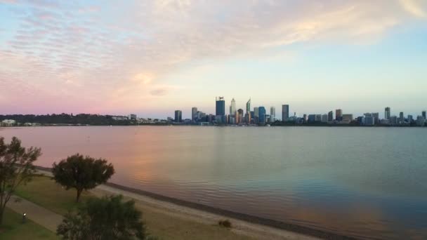 Aerial Pan Perth City Skyline Swan River Purple Clouds Dawn — 图库视频影像