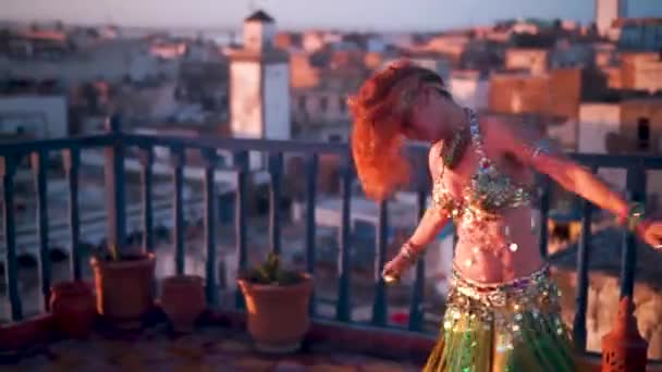 Gyönyörű Hastáncos Fejdobálást Végez Napnyugtakor Egy Marokkói Tetőn — Stock videók
