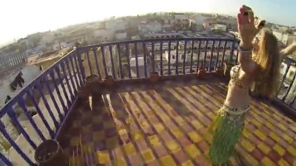 Beautiful Belly Dancer Praises Morning Sun She Spins Smiles Roof — Stok video