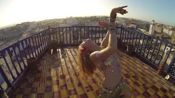 High Angle Closeup Belly Dancer She Does Back Bend Roof — Video