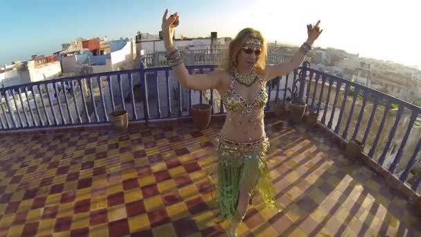 Belly Dancer Rejoices Sunset She Dances Rooftop Morocco — Vídeo de Stock