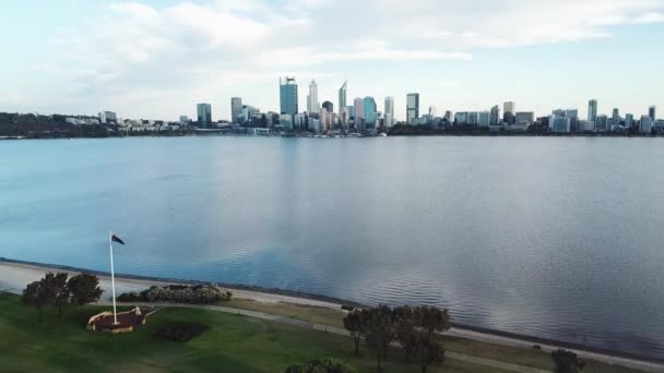 Aerial Panoramic Australian Flag Pole Next Water Perth City Skyline — Stock Video