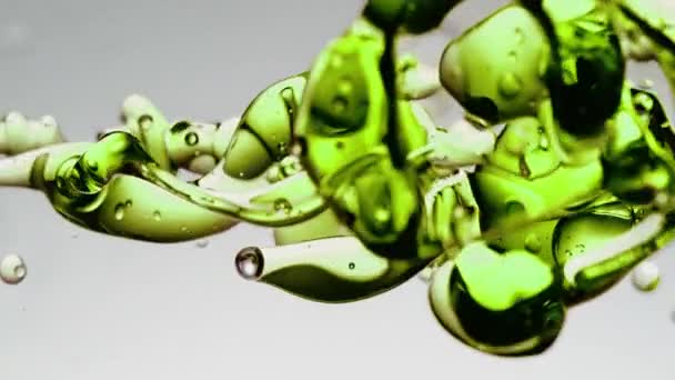 Прозрачные Зеленые Пузырьки Масла Жидкости Формы Очищенной Воде Белом Градиентном — стоковое видео