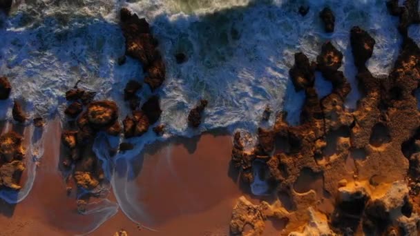 Воздушный Беспилотный Снимок Волн Разбивающихся Скалистый Берег Освещаемый Золотым Часом — стоковое видео