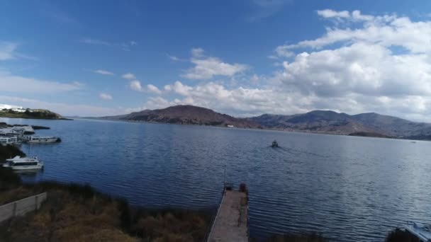 Movimiento Drones Ciudad Puno Hermoso Día Soleado Sobre Lago Titicaca — Vídeos de Stock