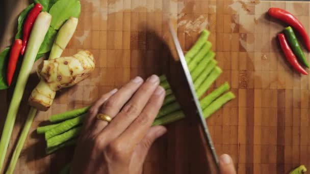 Bambu Doğrama Tahtasının Üzerinde Yeşil Fasulyeleri Doğramak Hazırlamak Parçaları Kenara — Stok video