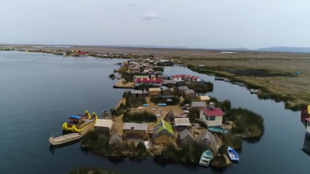 Movimiento Lento Drones Uros Islas Flotantes Sobre Lago Titicaca Perú — Vídeos de Stock