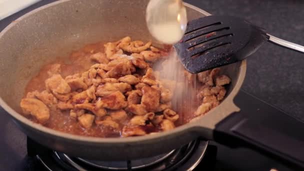 Cocinar Deliciosa Carne Cerdo Con Azúcar Mezclar Los Sabores Con — Vídeos de Stock