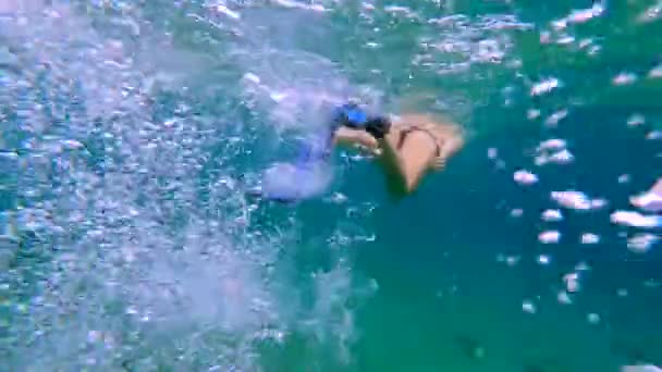 Female Swimfins Snorkeling Turquoise Tropical Sea Water Making Oxygene Bubbles — Vídeos de Stock