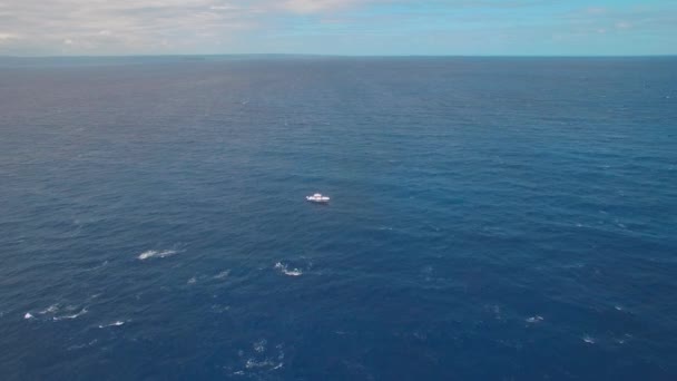 Barco Solitário Meio Oceano Tiro Aéreo Estático Com Horizonte Infinito — Vídeo de Stock