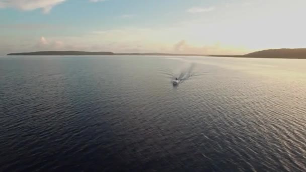 Boat Sailing Calm Tropical Sea Coast Exotic Island Golden Hour — Vídeos de Stock