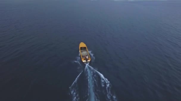 Tracking Aerial View Small Motorboat Sailing Offcoast Calm Water Tropical — Video Stock