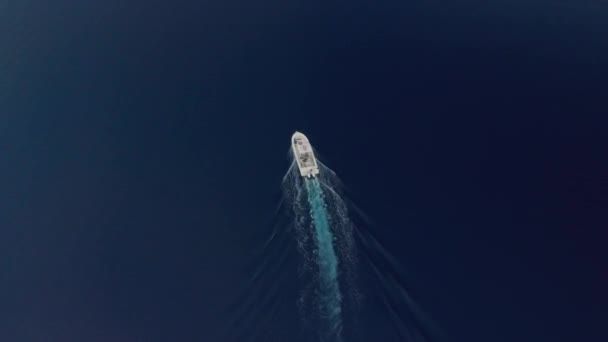 Pohled Ptačí Perspektivy Izolovaný Motorový Člun Plující Hluboké Modré Vodě — Stock video