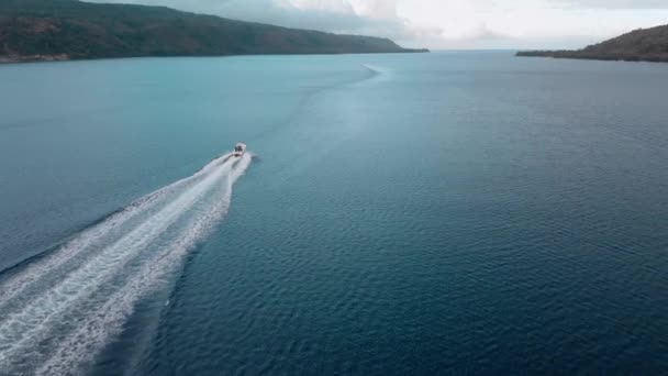 Motor Boat Sailing Horizon Tropical Sea Lagoon Cloudy Morning Tracking — Stockvideo