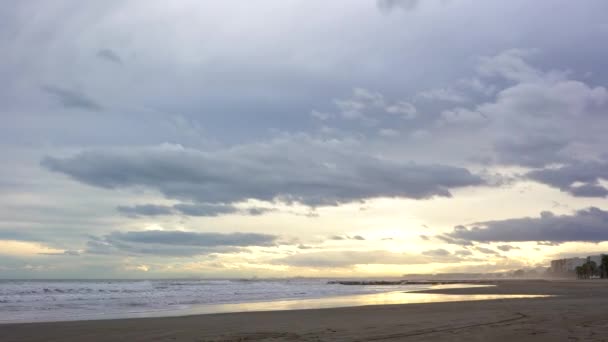 Time Lapse Storm Clouds Loom Mediterranean Beach Sunset — Vídeos de Stock