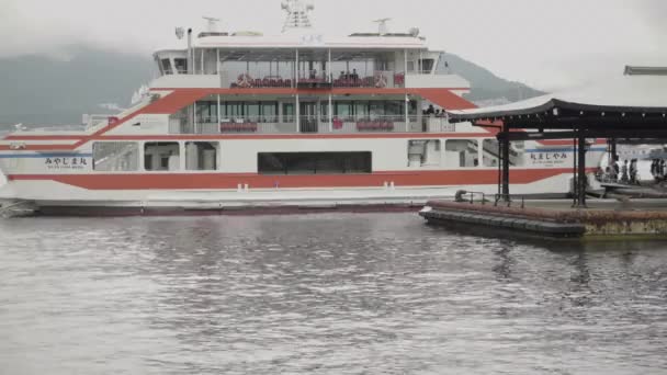 Japanese Ferry Port Arriving Tourists Itsukushima Island Miyajima Japan Ferry — Vídeos de Stock
