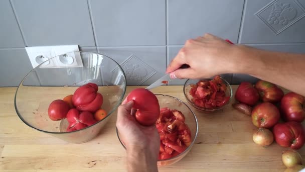 Man Hand Cutting Peeling Tomato Using Small Sharp Knife Home — Wideo stockowe