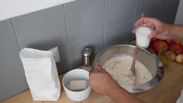 Mediterranean Man Hand Наливає Склянку Молока Біле Борошно Всередині Металевої — стокове відео