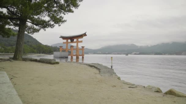 Zen Japanese Landscape Shinto Tori Gate Water Moody Day Itsukushima — Stockvideo