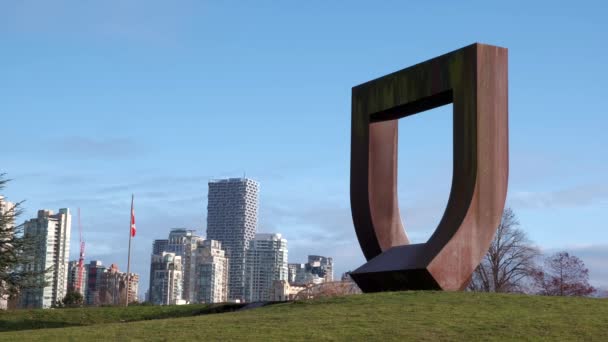 Side View Huge Rectangular Metal Statue Green Park Canadian Flag — Stockvideo