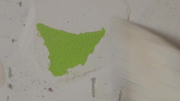 Устойчивый Снимок Человека Соскребающего Зеленую Краску Стены Готовящегося Рисованию — стоковое видео