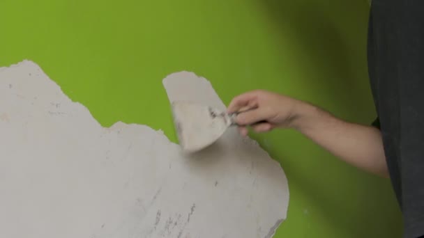 Steady Wide Shot Man Scraping Green Paint Wall — Stockvideo