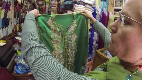 Західна Блондинка Тримає Зелену Джиллабу Магазині Марокко — стокове відео