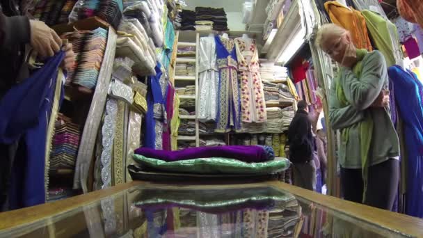 View Store Counter Western Woman Considers Buying Djellaba Store Morocco — Stockvideo