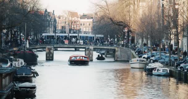 Типичный Вид Экскурсионную Лодку Каналам Амстердама Зимой — стоковое видео