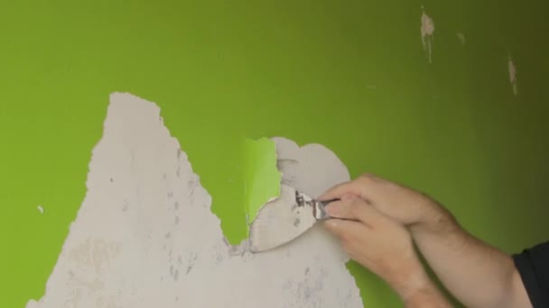 Устойчивый Снимок Человека Соскребающего Зеленую Краску Стены — стоковое видео