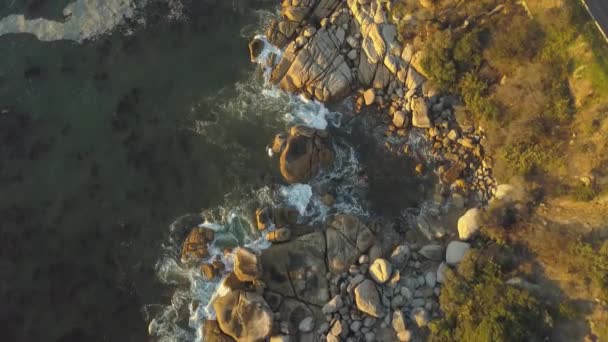 Odgórny Strzał Drona Lotu Ptaka Masywne Formacje Skalne Piaskowca Przybrzeżne — Wideo stockowe