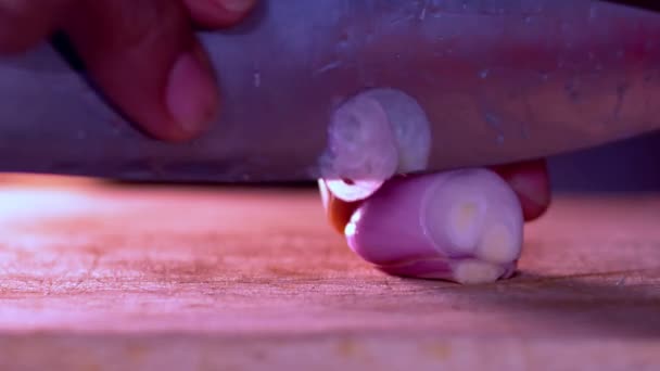 Cutting Red Onion Wooden Board Sharp Knife Close Slow Motion — Vídeo de Stock