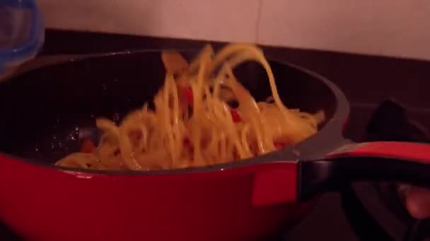 Повільний Постріл Приготування Спагеті Томатним Соусом Горщику — стокове відео