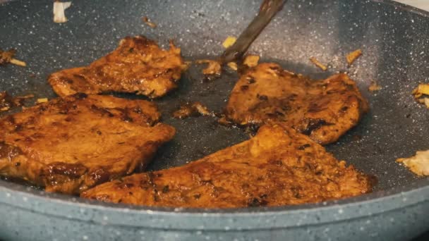 Peito Frango Assado Close Transformando Carne Usando Pinças Cozinha Vapor — Vídeo de Stock