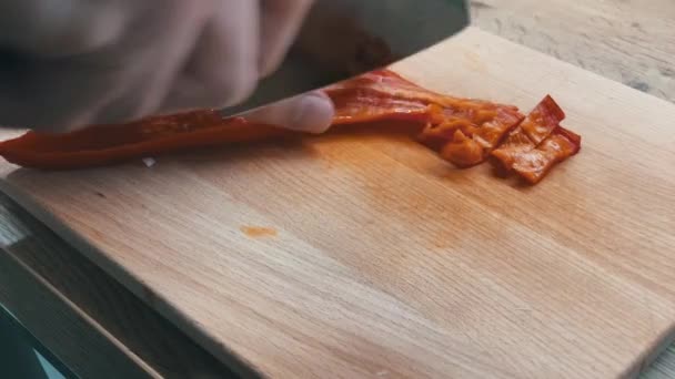 Slicing Healthy Dinner Close Sliced Pepper Wooden Board Sharp Knife — Vídeo de stock