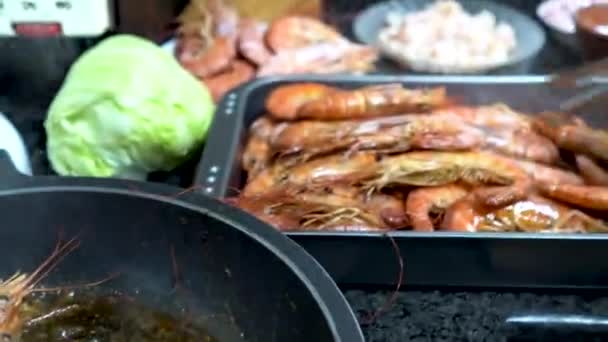 Cook Removing Shrimp Pan Putting Them Tray — Stockvideo