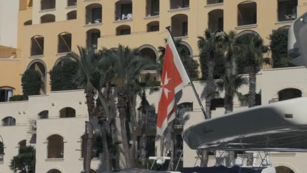 Wide Shot Building Malta Maltese Flag Back Boat Harbour Sliema — Vídeo de stock
