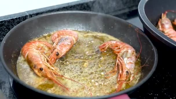 Tweezers Removing Prawns Pan Boiling Oil — 비디오