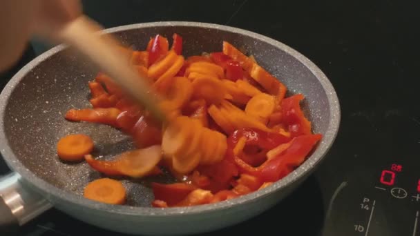 Ανακατεύοντας Γρήγορα Και Ανακατεύοντας Μαγειρεμένα Καρότα Και Πιπεριές Μια Ξύλινη — Αρχείο Βίντεο